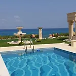 Prázdninový dům Luxury Beachfront With A Pool
