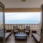 Luxury Beachfront With A Pool Prázdninový dům