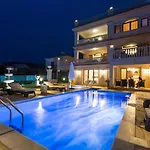 Luxury Beachfront With A Pool *