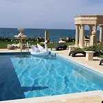 Luxury Beachfront With A Pool Prázdninový dům *