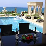 Luxury Beachfront With A Pool *
