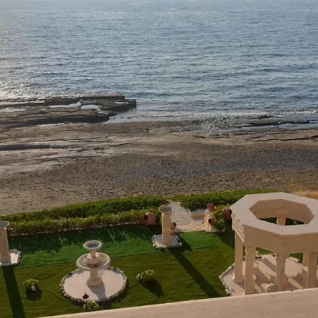 Luxury Beachfront With A Pool Holiday home *