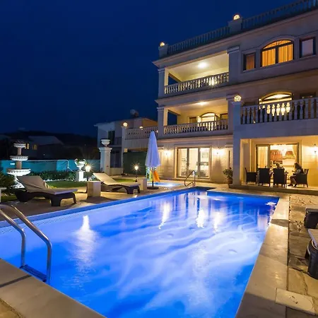 Luxury Beachfront With A Pool *