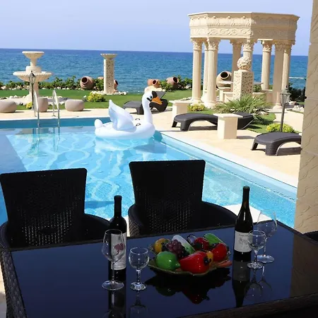 Luxury Beachfront With A Pool *