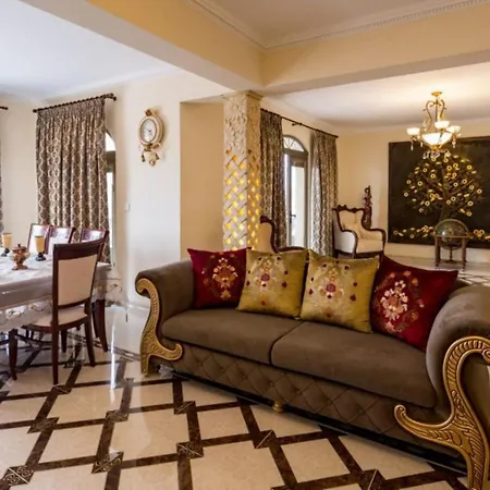 Luxury Beachfront With A Pool בית נופש