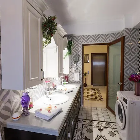 Luxury Beachfront With A Pool בית נופש