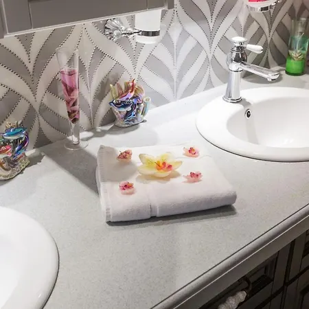 Luxury Beachfront With A Pool בית נופש