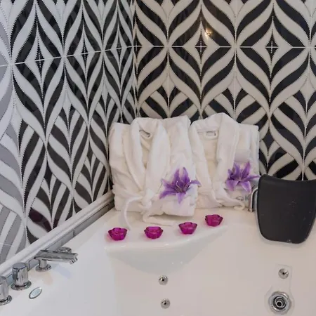 Luxury Beachfront With A Pool * Ajía Marína