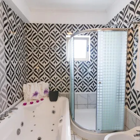 Luxury Beachfront With A Pool Nyaraló