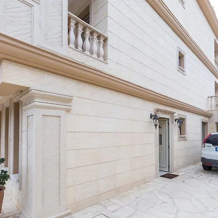 בית נופש Luxury Beachfront With A Pool אייה מרינה