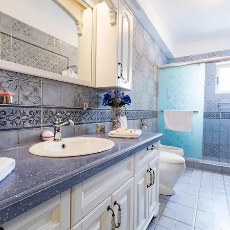 Nyaraló Luxury Beachfront With A Pool Ajía Marína