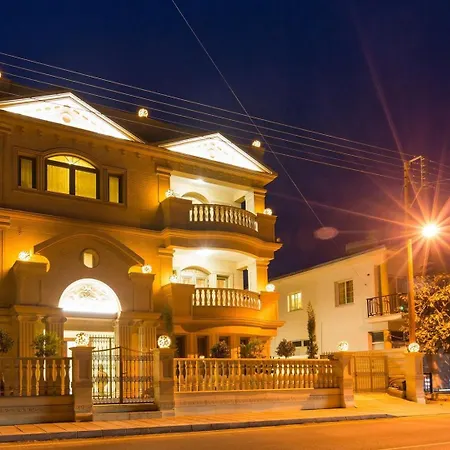 Luxury Beachfront With A Pool Nyaraló Ajía Marína