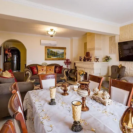 בית נופש Luxury Beachfront With A Pool אייה מרינה