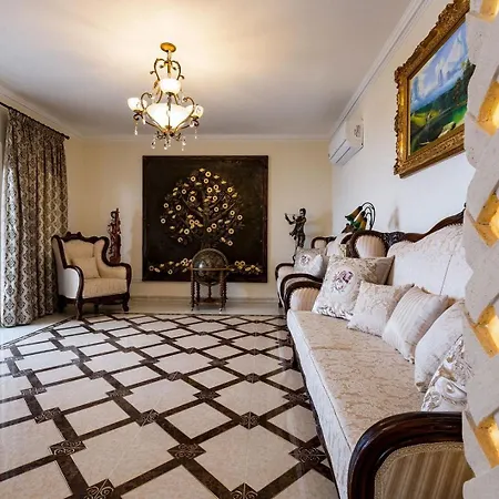 Luxury Beachfront With A Pool בית נופש