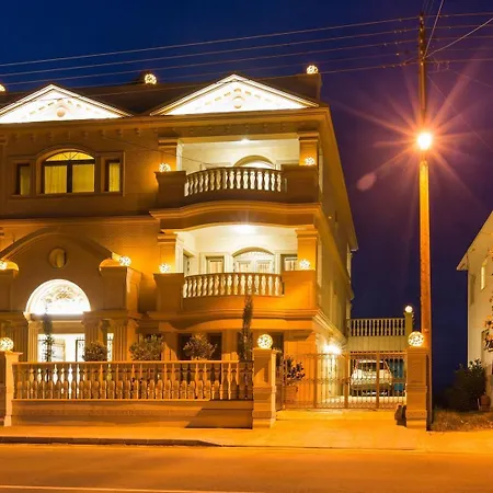 Luxury Beachfront With A Pool Nyaraló