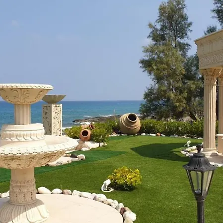 Luxury Beachfront With A Pool אייה מרינה