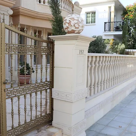 Luxury Beachfront With A Pool בית נופש