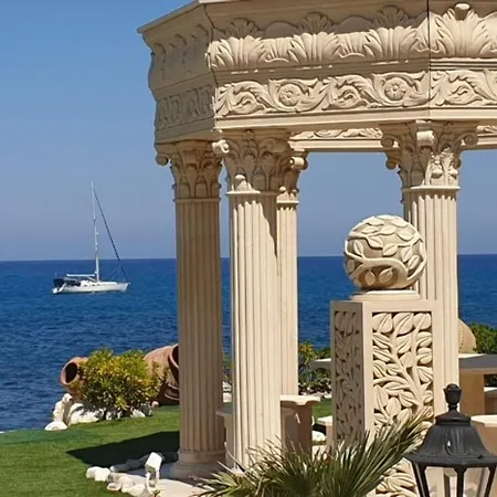 בית נופש Luxury Beachfront With A Pool *