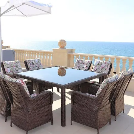 Luxury Beachfront With A Pool Nyaraló