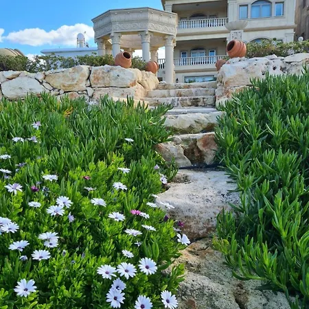 Luxury Beachfront With A Pool בית נופש *