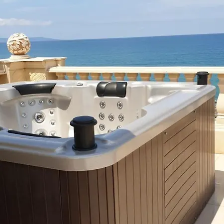 Luxury Beachfront With A Pool בית נופש *