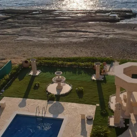 Luxury Beachfront With A Pool בית נופש אייה מרינה