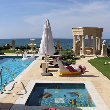 בית נופש Luxury Beachfront With A Pool אייה מרינה