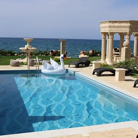 Luxury Beachfront With A Pool בית נופש *