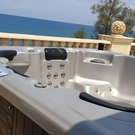 בית נופש Luxury Beachfront With A Pool *