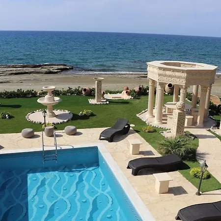 בית נופש Luxury Beachfront With A Pool אייה מרינה