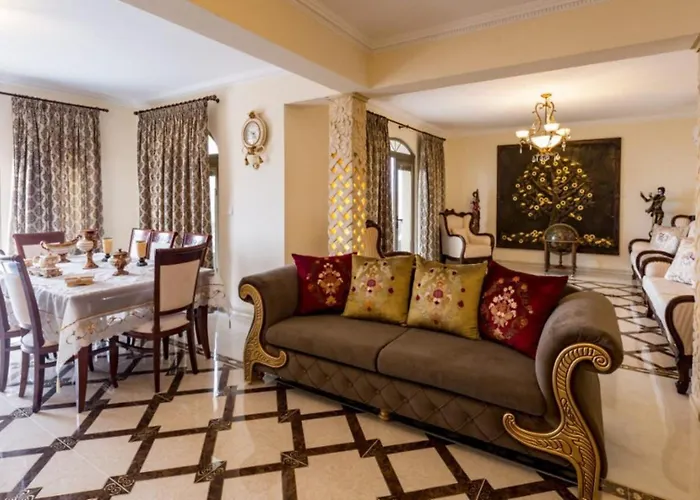 Luxury Beachfront With A Pool 度假居