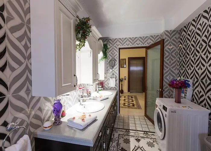 Luxury Beachfront With A Pool 度假居