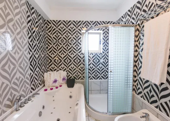 Luxury Beachfront With A Pool 度假居