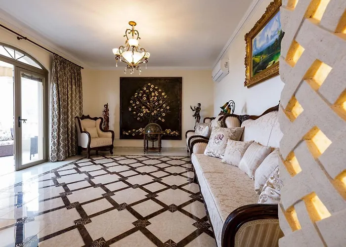 Luxury Beachfront With A Pool 別荘