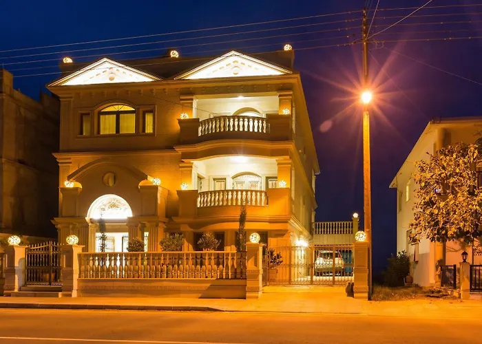 Luxury Beachfront With A Pool 度假居