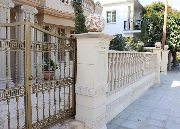 Luxury Beachfront With A Pool 別荘