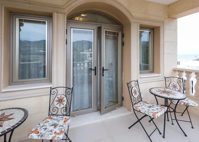 Luxury Beachfront With A Pool 度假居 *