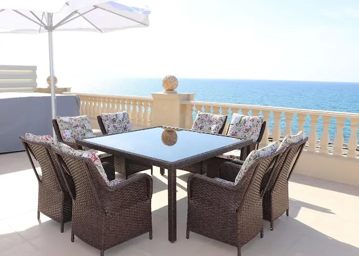 Luxury Beachfront With A Pool 度假居