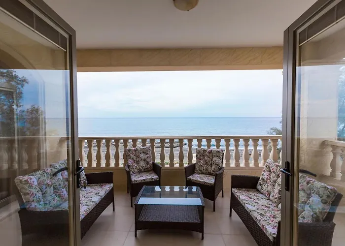 Luxury Beachfront With A Pool 別荘