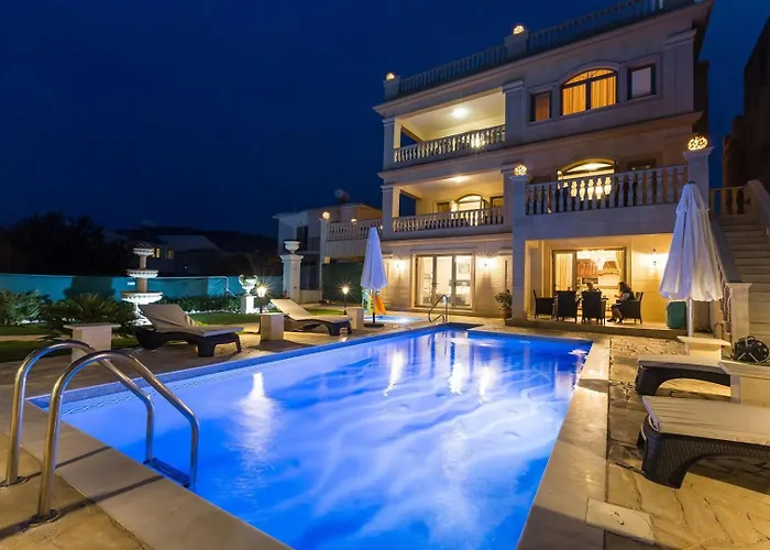 Luxury Beachfront With A Pool *