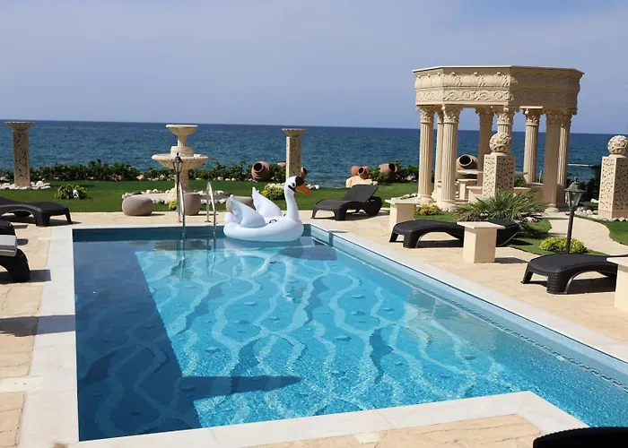 Luxury Beachfront With A Pool 別荘 *